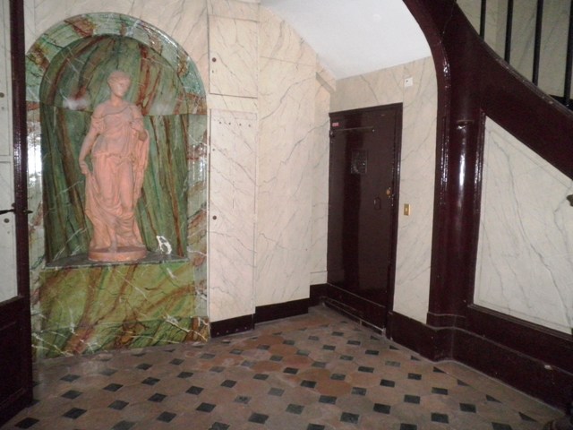 cour-et-cage-descalier-hotel-particulier-rue-de-lodeon-75006