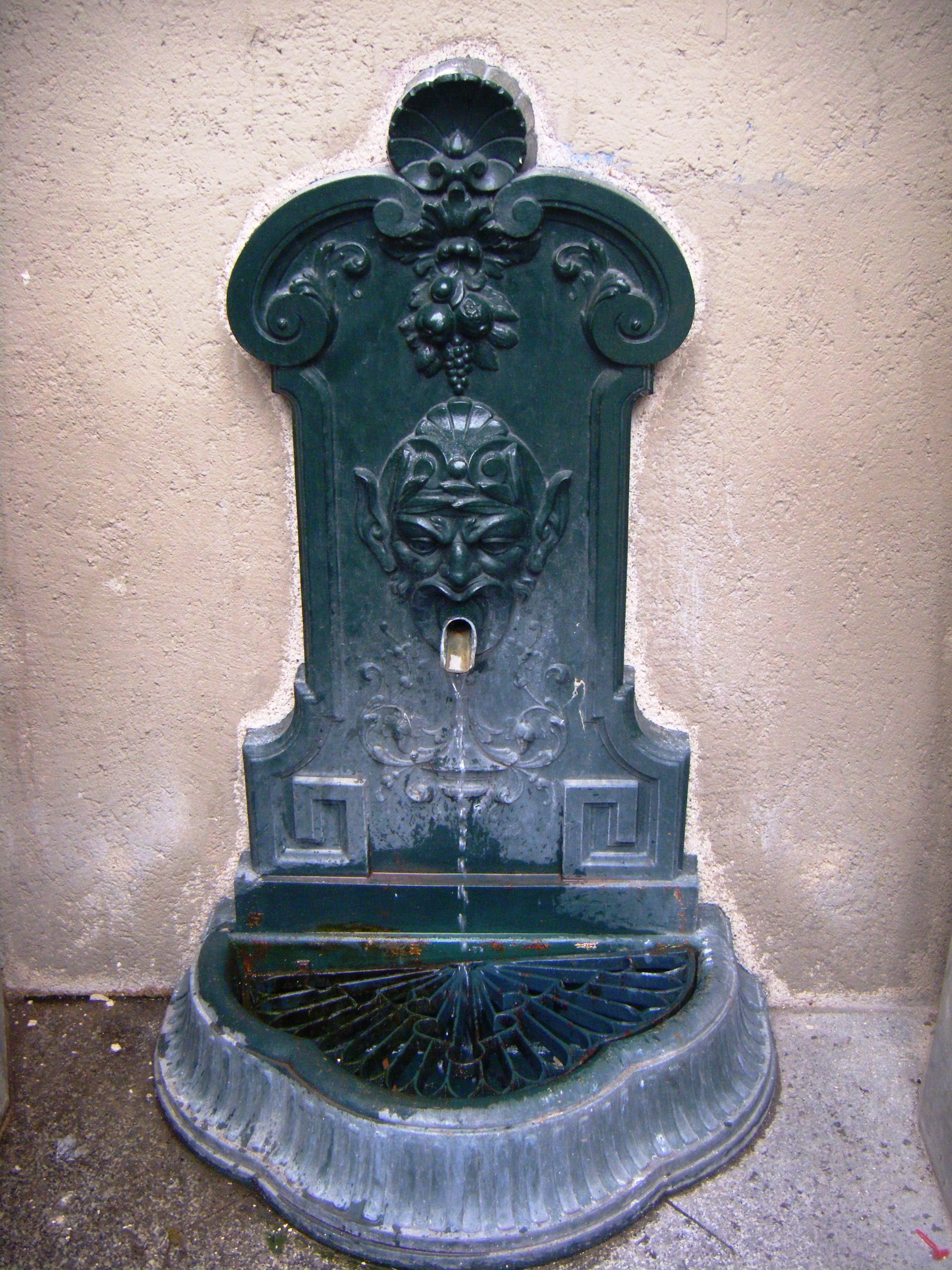 Fontaine-Wallace-rue-Rollin