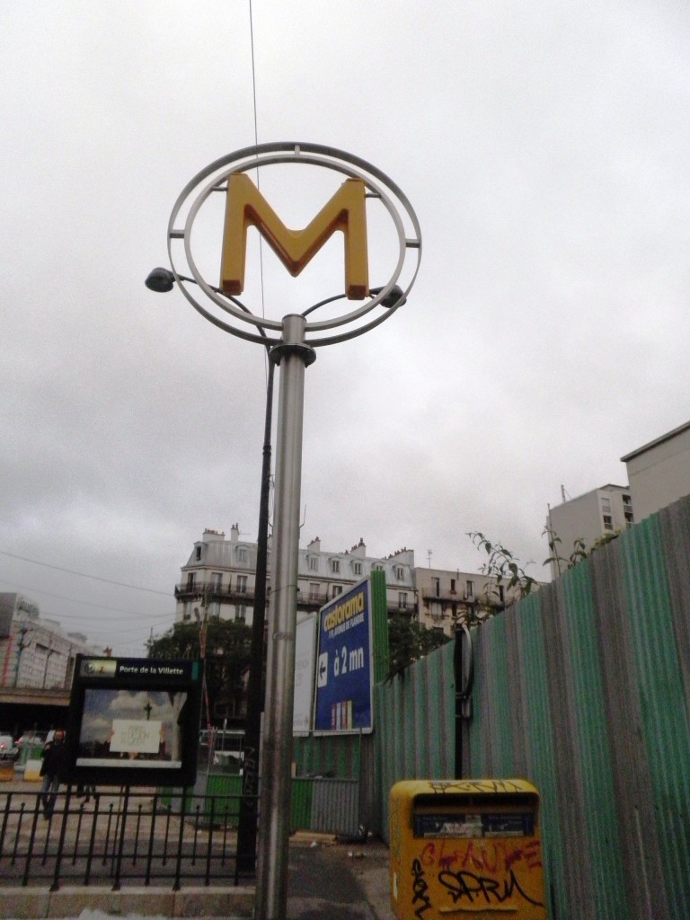 Mât jaune métro