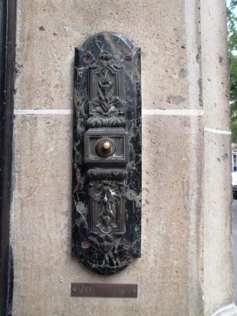 Sonnette d'immeuble avenue Raymond Poincaré