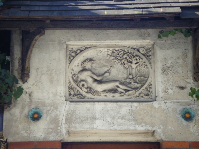 La femme, Cupidon et le cygne rue Levert 75020