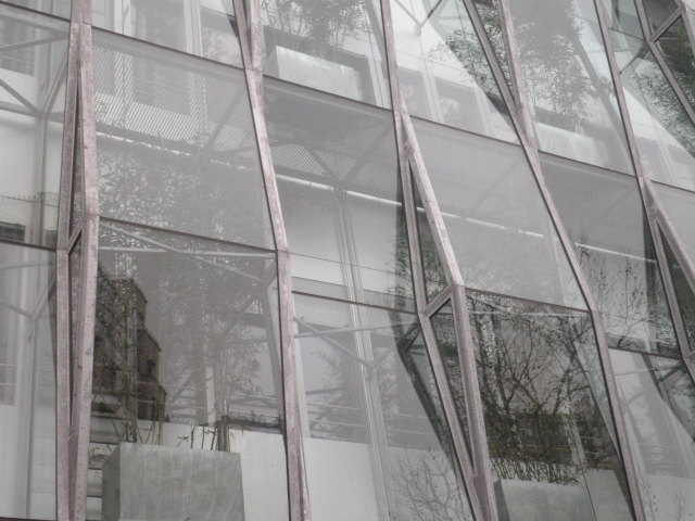 Immeuble de verre et vert à Duroc