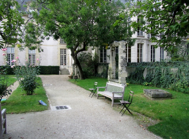 Traversée des jardins des Archives nationales