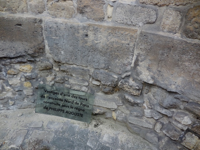 Vestige de l’enceinte de Philippe Auguste rue du Louvre