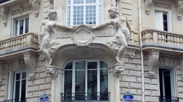 Cariatides en pied 16 rue d'Abbeville 75010