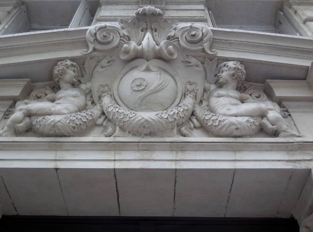 Cariatides engaînées 21 boulevard Saint Germain 75005