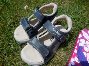 Sandales Kickers vs tongs Crocs ;