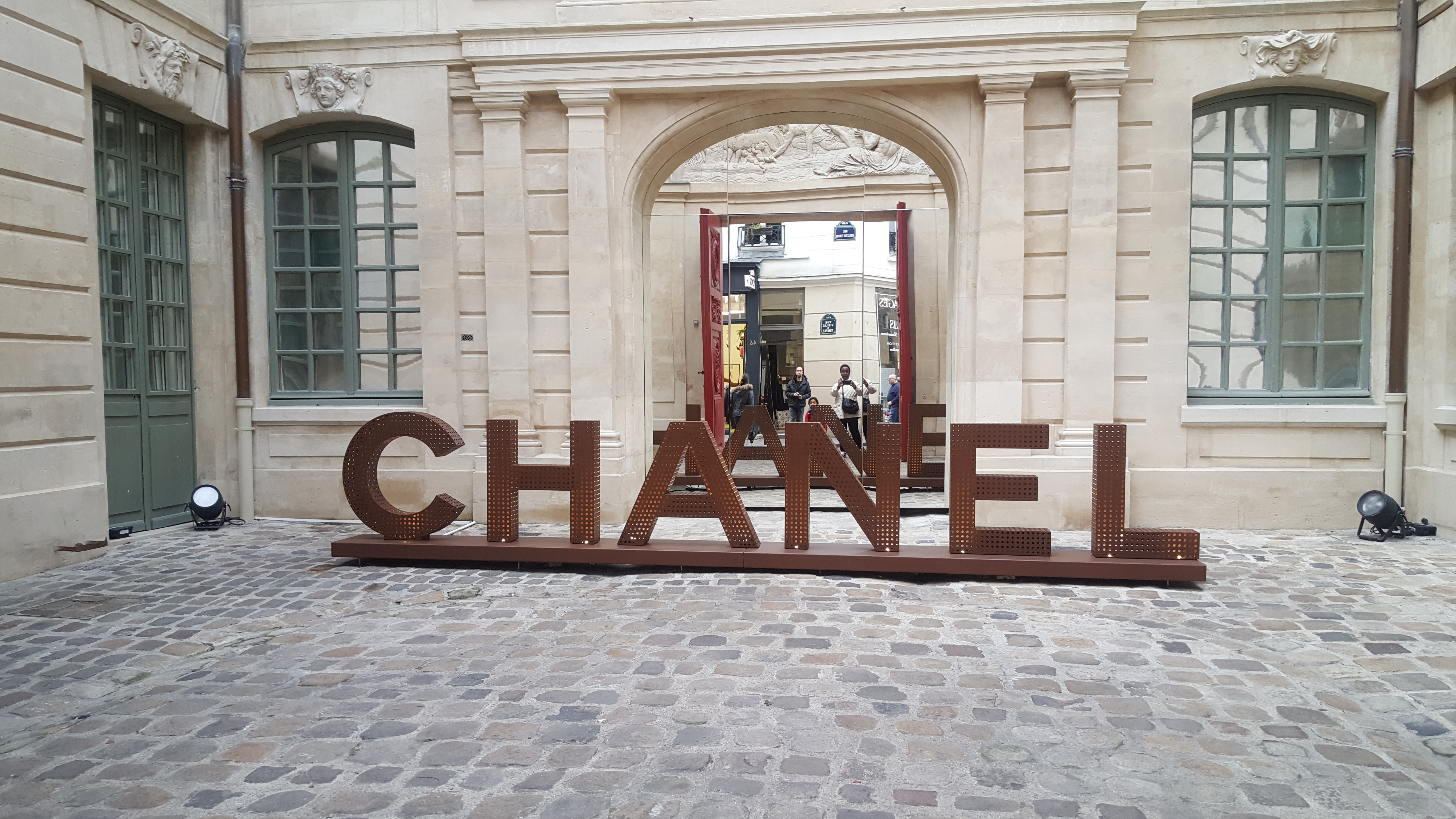 Chanel L’Hôtel Amelot de Bisseuil, dit des Ambassadeurs de Hollande