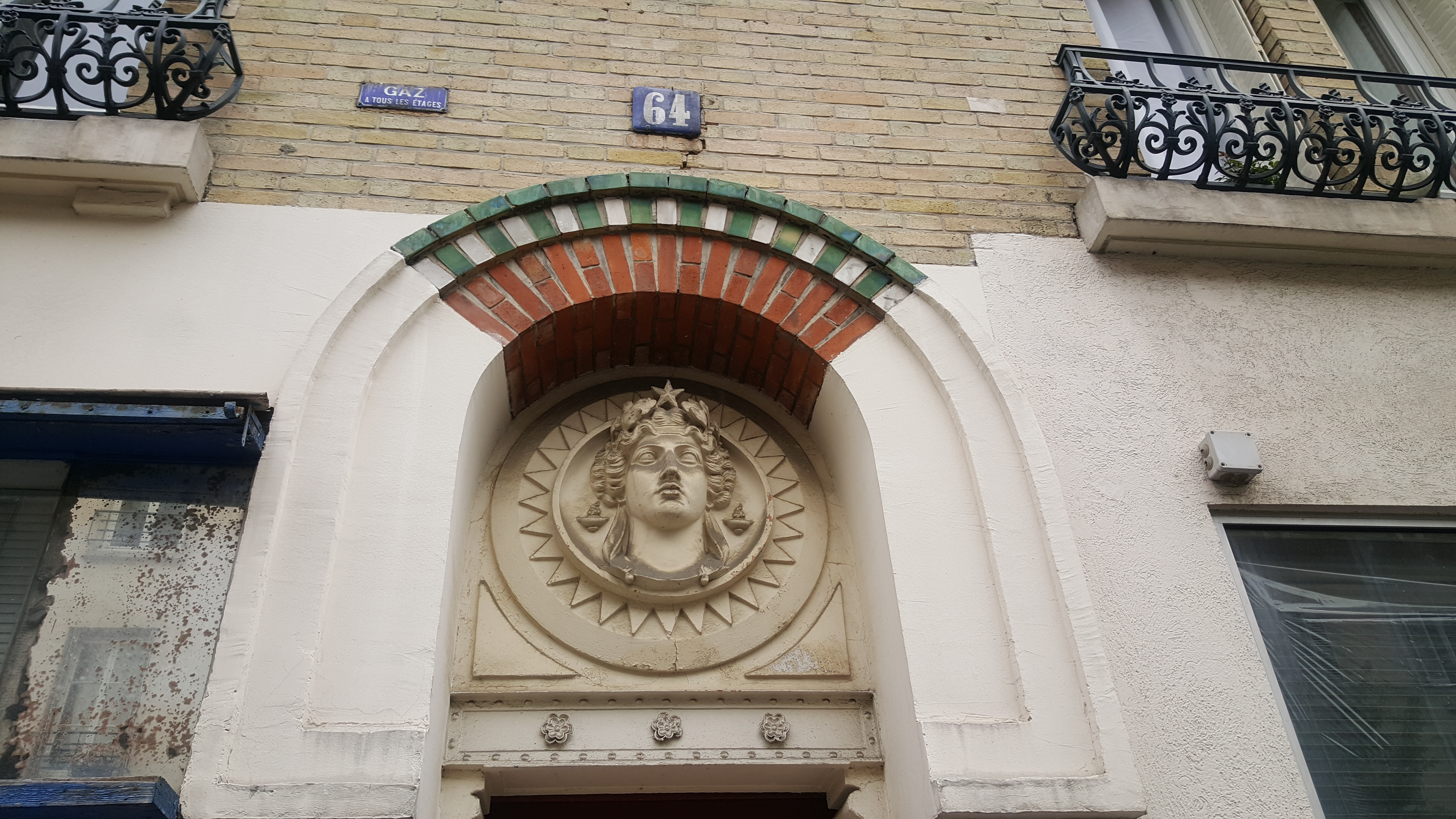 Femme Lumière 64 rue du Mont Cenis