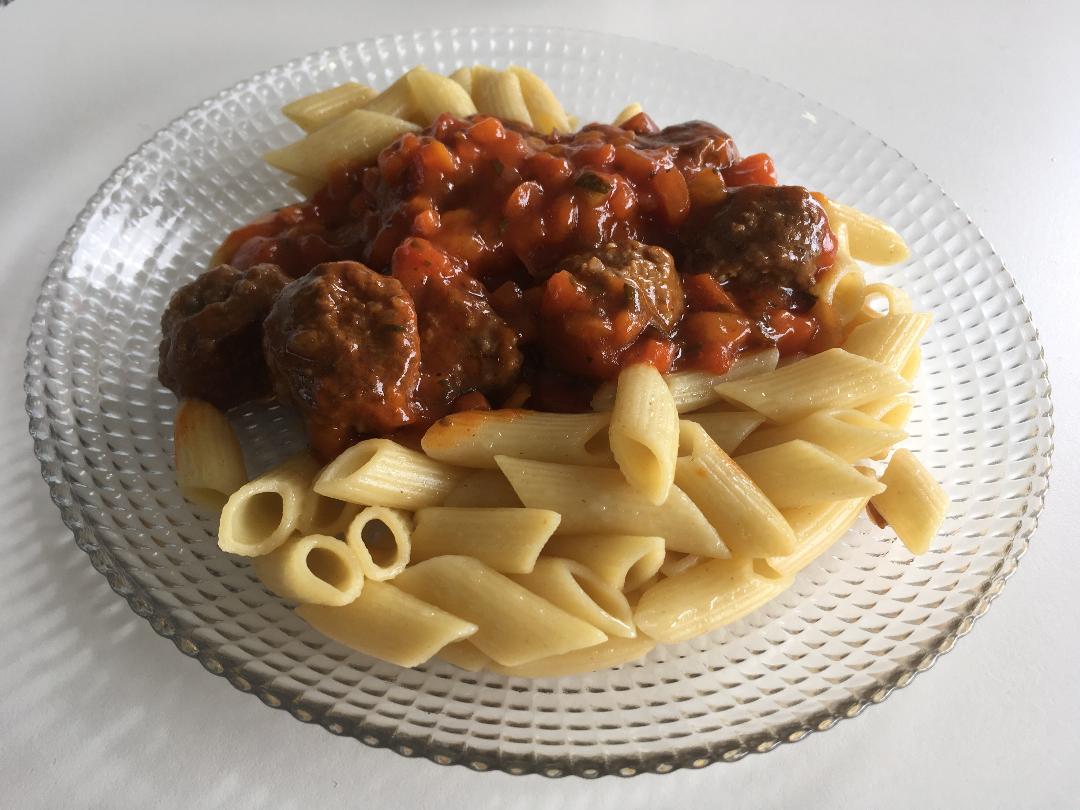 Dietbon Penne et boulettes de bœuf aux légumes et sauce tomate