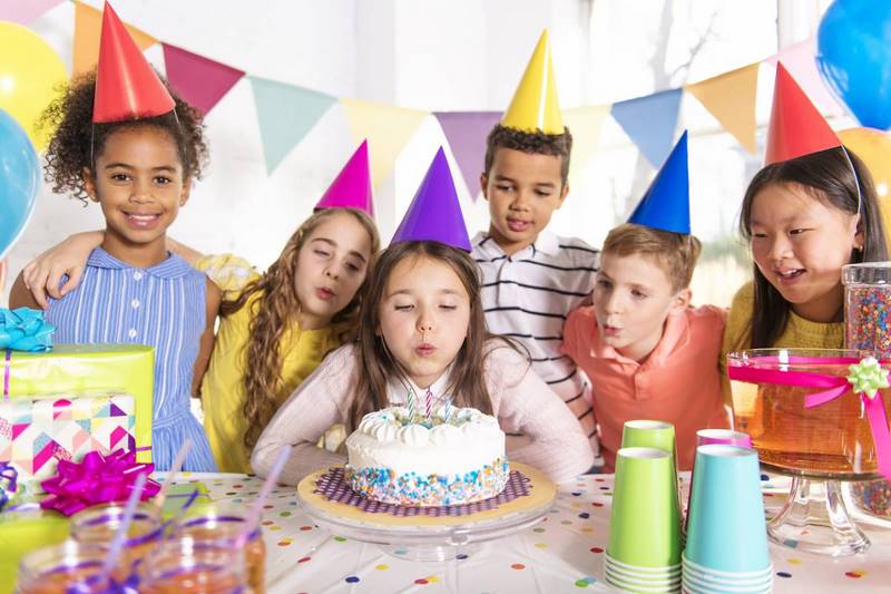 Comment décorer la fête d'anniversaire d'une fille avec un budget limité ?
