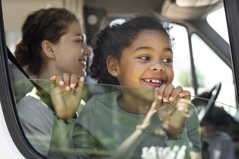 Enfant à la fenêttre d'une camionnette (