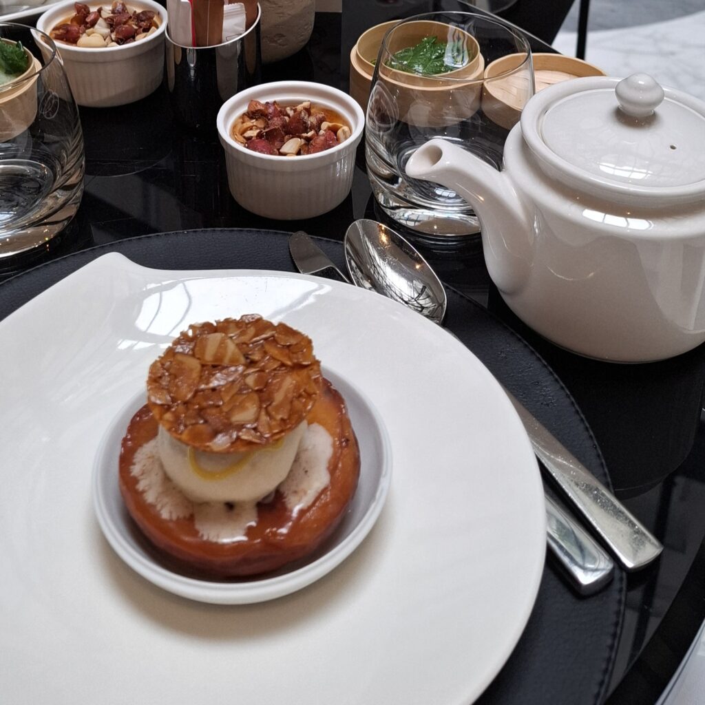 Tea time chic à Madeleine - Pâtisseries Hôtel Le Burgundy 