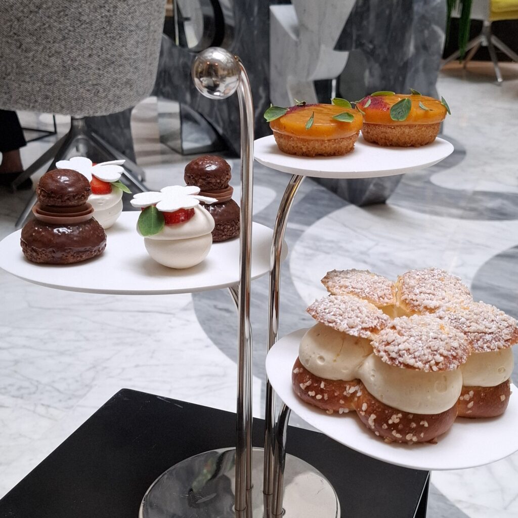 Tea time chic à Madeleine - Pâtisseries Hôtel Le Burgundy 