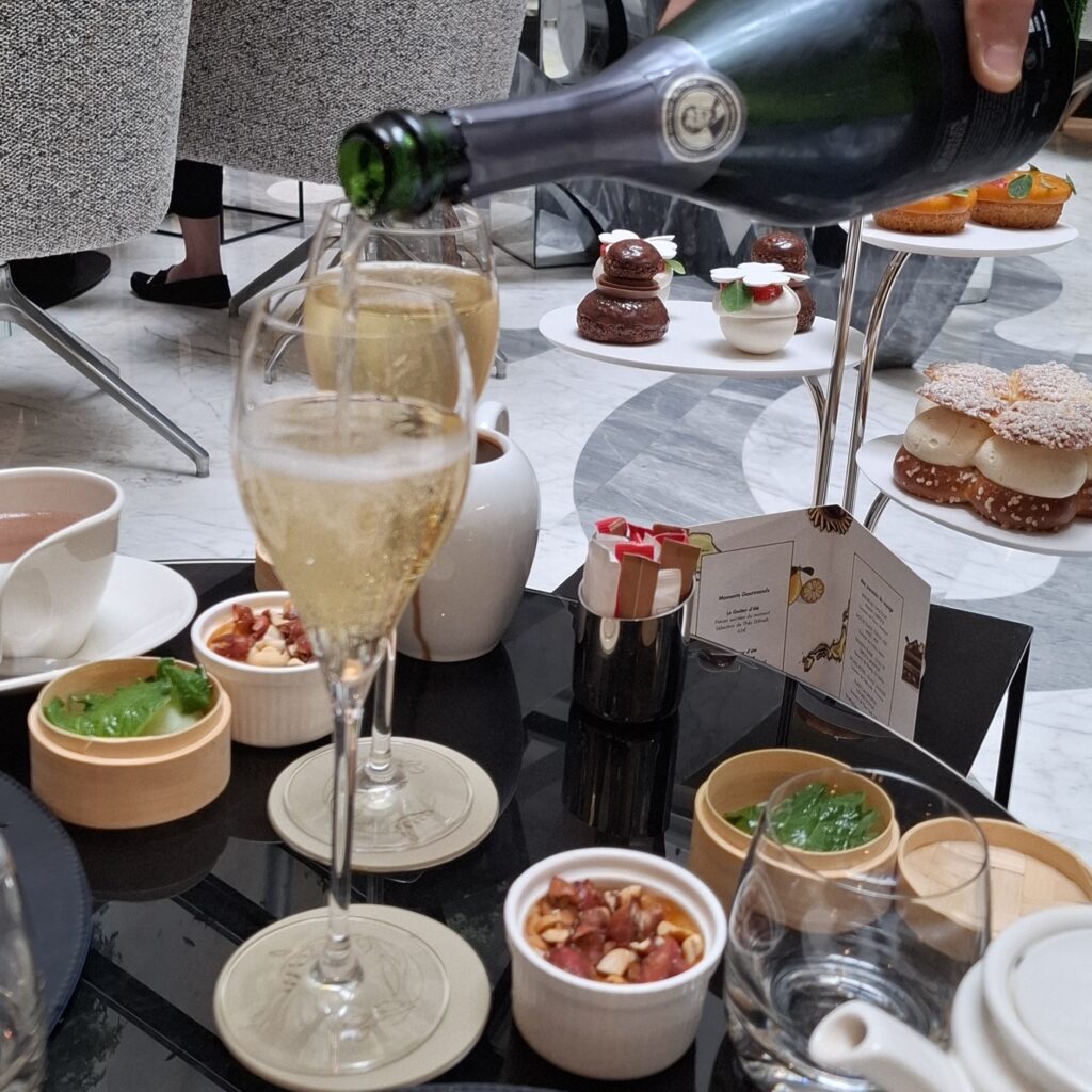 Tea time chic à Madeleine - Pâtisseries Hôtel Le Burgundy 