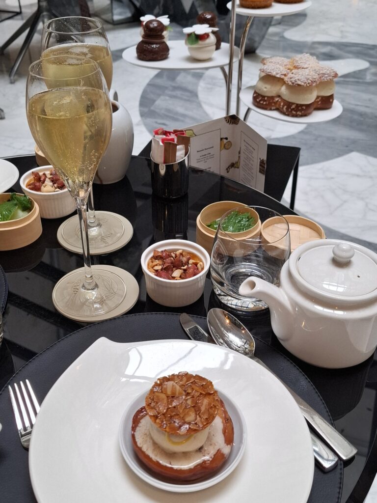 Tea time chic à Madeleine - Pâtisseries Hôtel Le Burgundy 