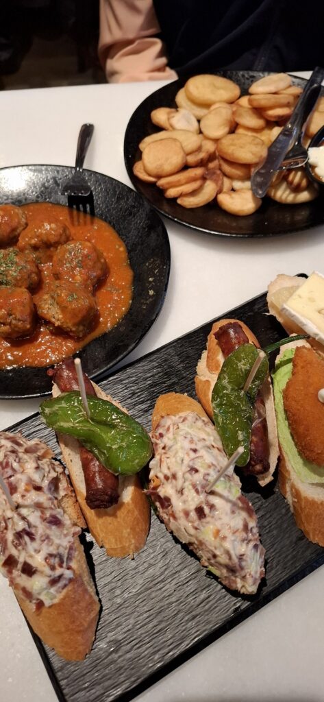 paëlla, tapas, churros con chocolate