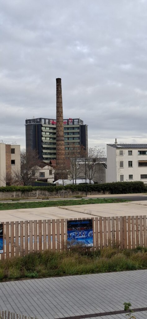 Cheminée de l'ancienne usine Menier à Saint-Denis