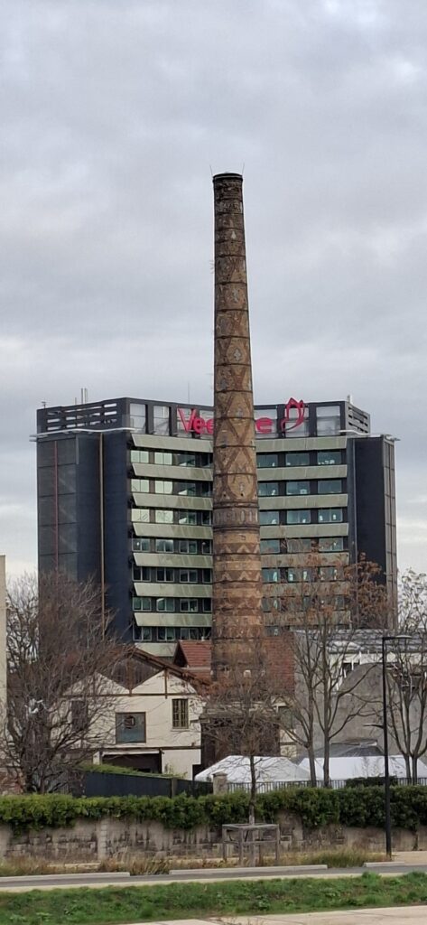 Cheminée de l'ancienne usine Menier à Saint-Denis