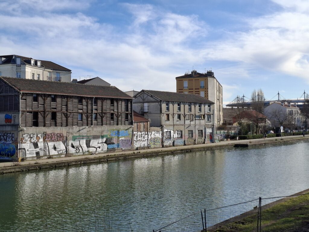 Les séchoirs à linge du bateau-lavoir Jean & Cie, sur les bords du canal Saint-Denis