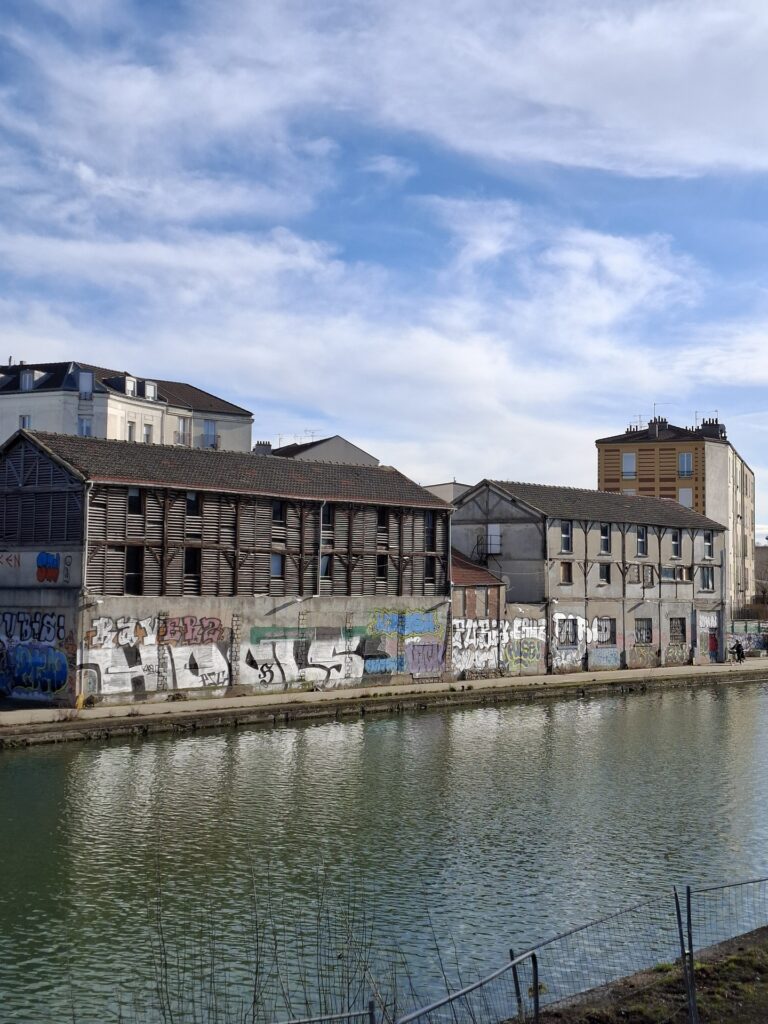 Les séchoirs à linge du bateau-lavoir Jean & Cie, sur les bords du canal Saint-Denis