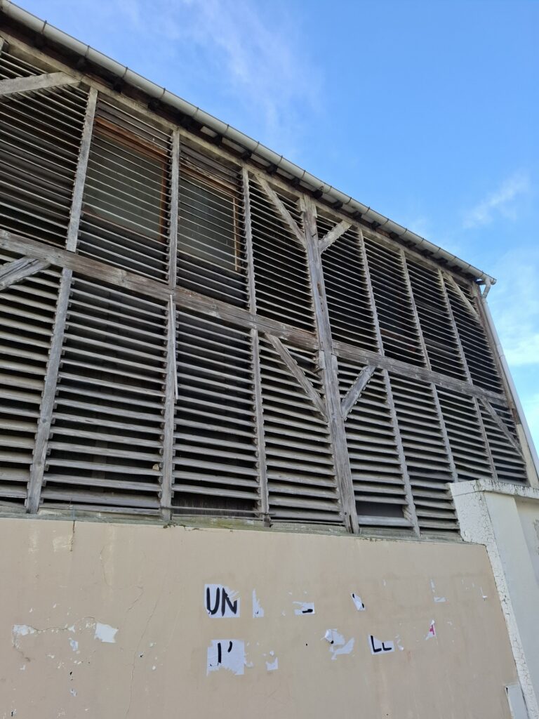 Les séchoirs à linge du bateau-lavoir Jean & Cie, sur les bords du canal Saint-Denis