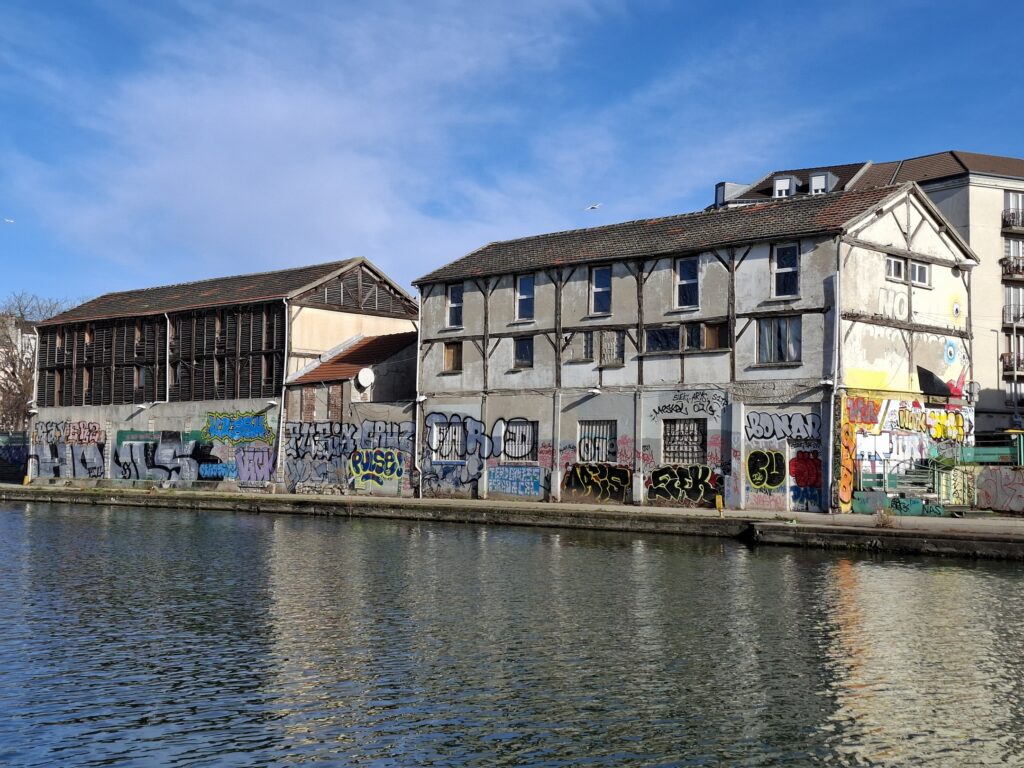 Les séchoirs à linge du bateau-lavoir Jean & Cie, sur les bords du canal Saint-Denis