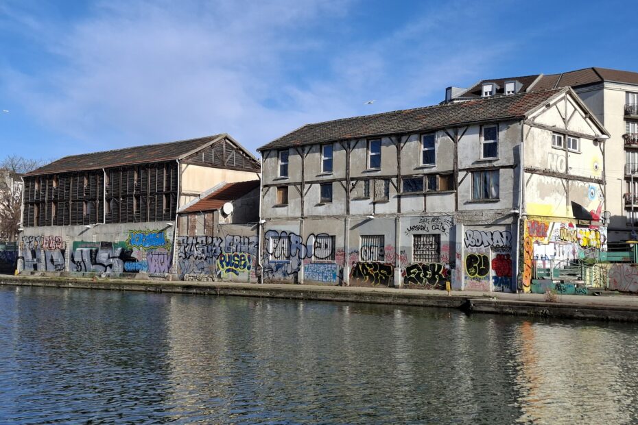Les séchoirs à linge du bateau-lavoir Jean & Cie, sur les bords du canal Saint-Denis