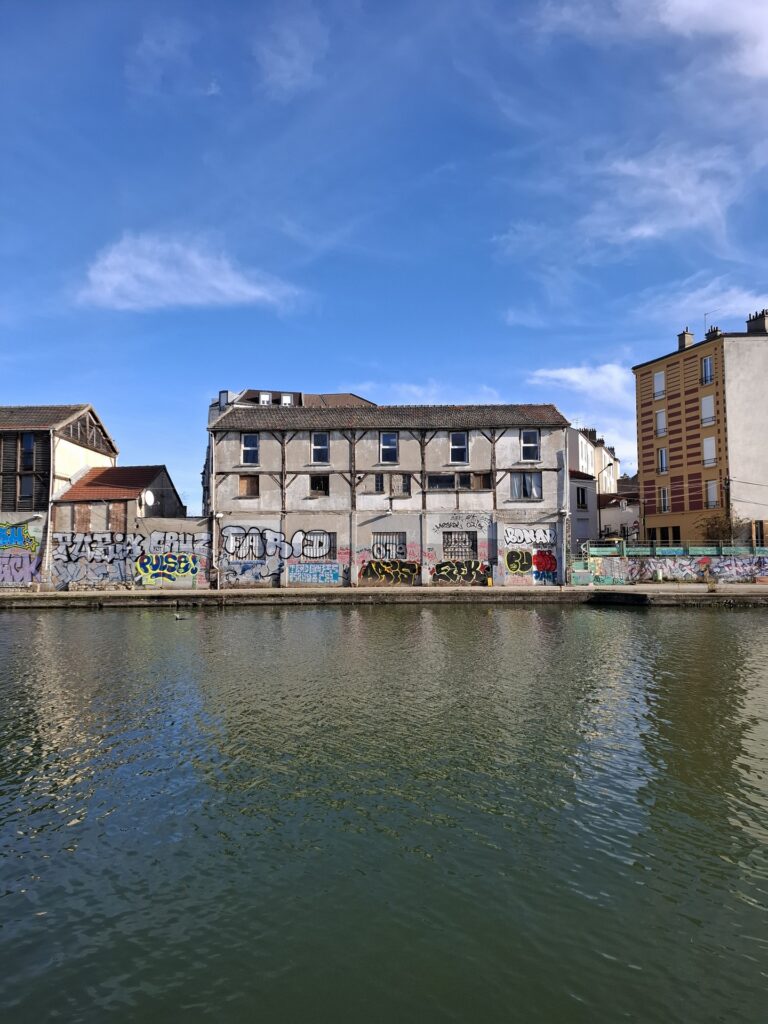 Les séchoirs à linge du bateau-lavoir Jean & Cie, sur les bords du canal Saint-Denis