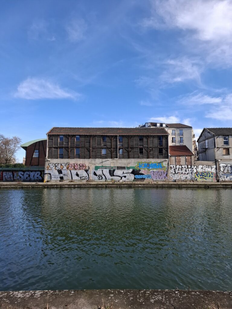 Les séchoirs à linge du bateau-lavoir Jean & Cie, sur les bords du canal Saint-Denis