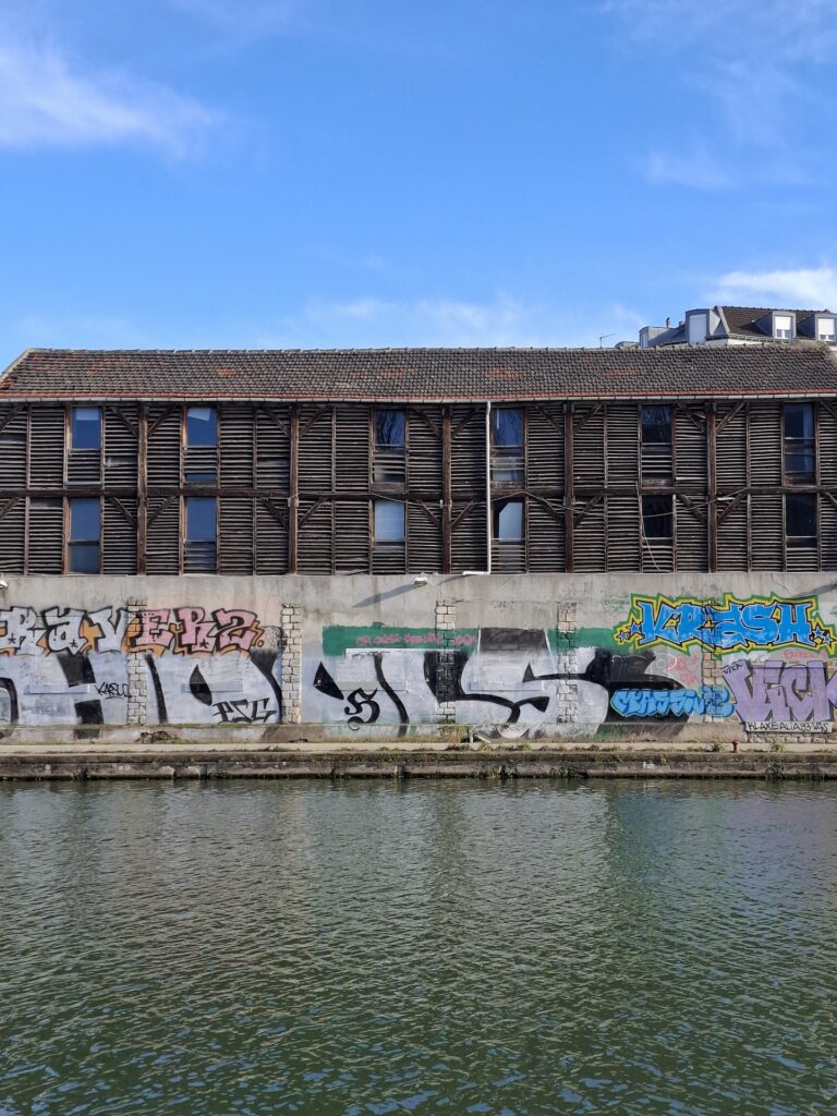 Les séchoirs à linge du bateau-lavoir Jean & Cie, sur les bords du canal Saint-Denis