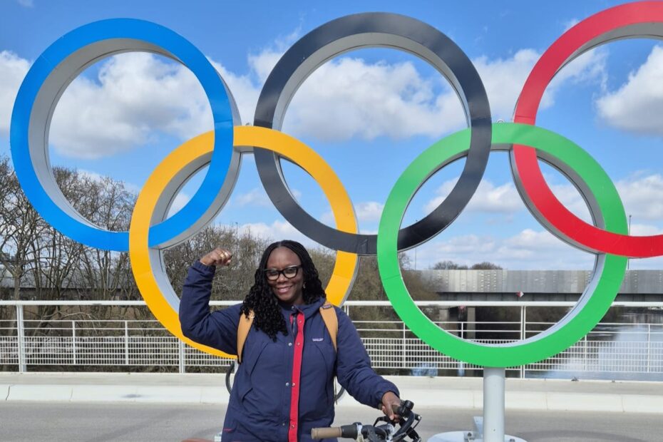 Devant les anneaux olympiques
