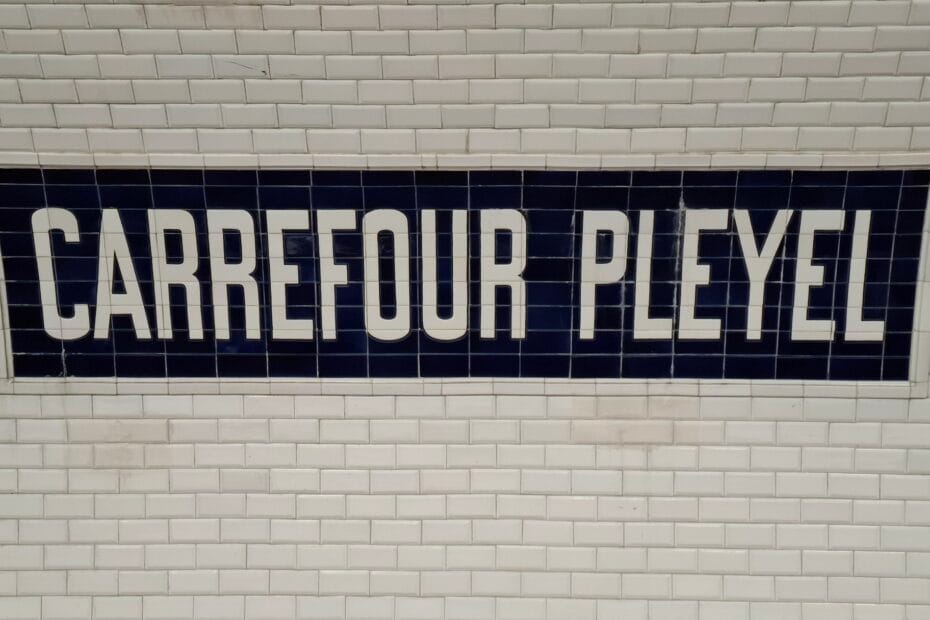 Quai du métro Carrefour Peyel