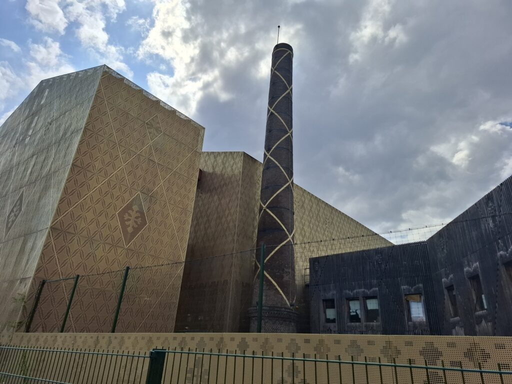 Cheminée industrielle de l'ancienne usine de de la Société des caoutchoucs de Saint-Denis