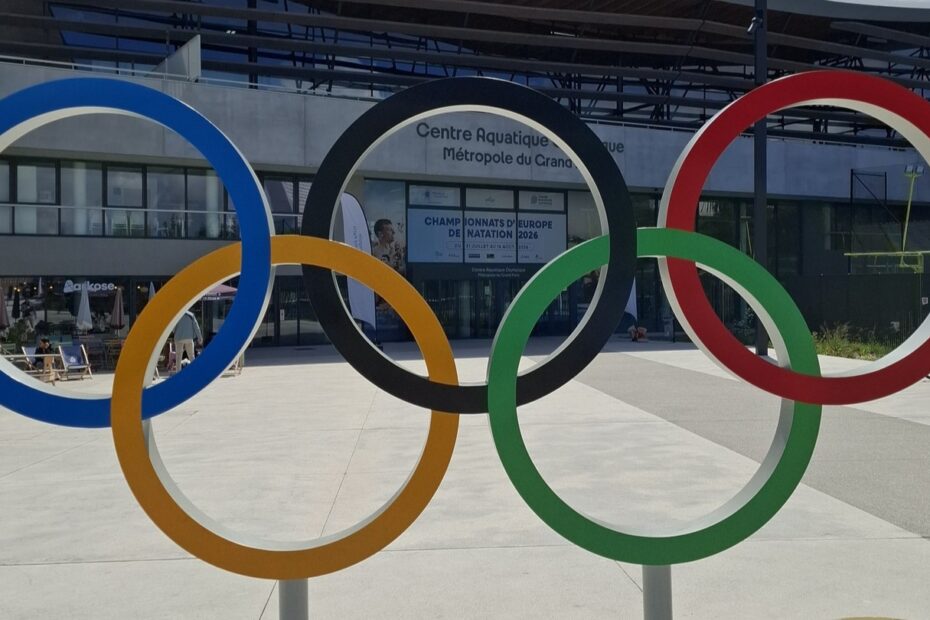 Anneaux Olympiques devant le Centre aquatique olympique Saint-Denis