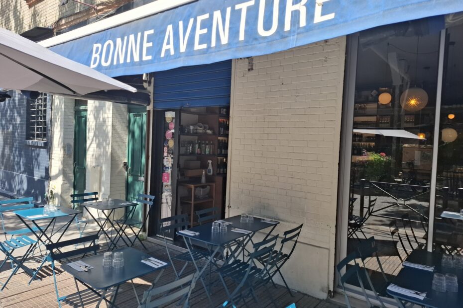 Façade et terrasse Bonne Aventure Saint-Ouen