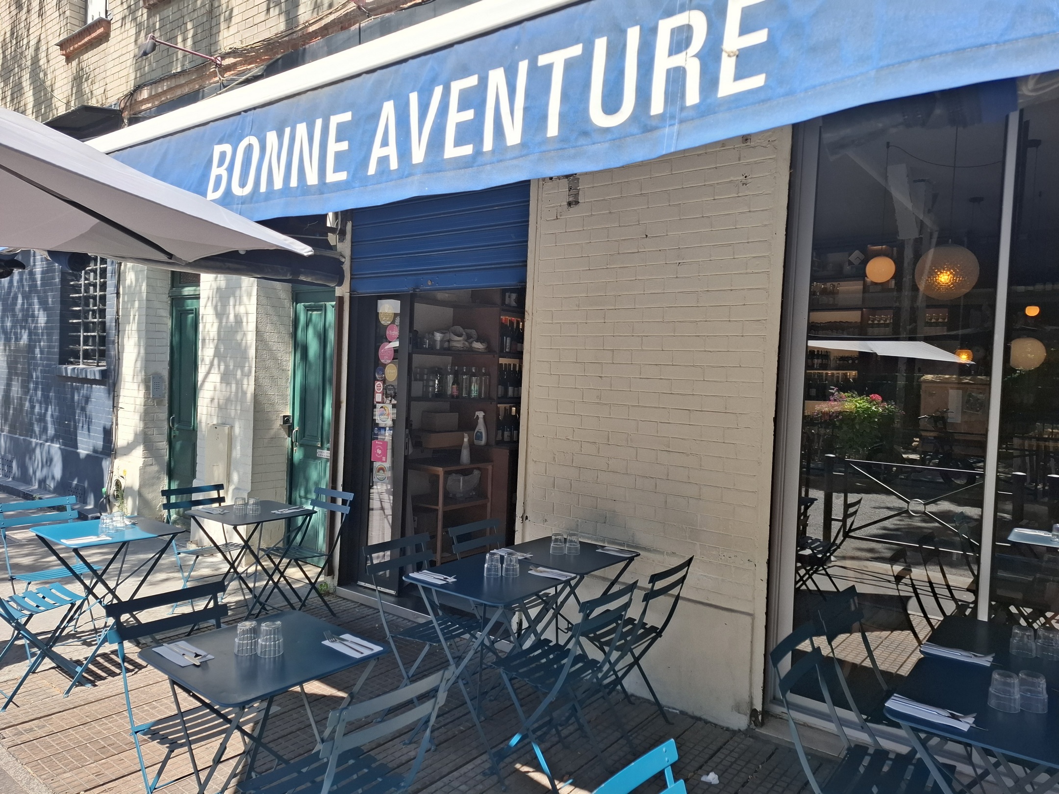 Façade et terrasse Bonne Aventure Saint-Ouen
