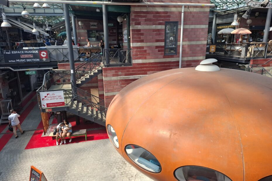 Puces de Saint-Ouen, marché Dauphine, Maison Futuro
