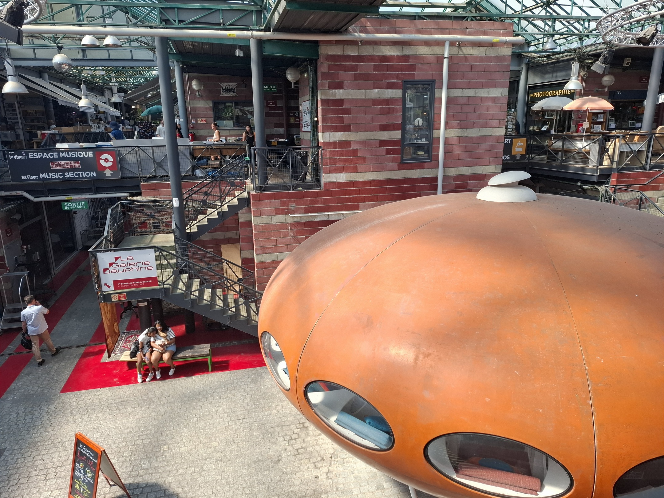 Puces de Saint-Ouen, marché Dauphine, Maison Futuro