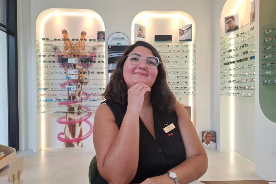 Rim, opticienne dans le Village des Athlètes à Saint-Denis
