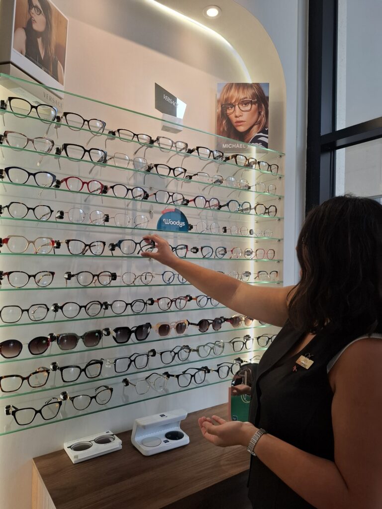 Rim, opticienne dans le Village des Athlètes à Saint-Denis